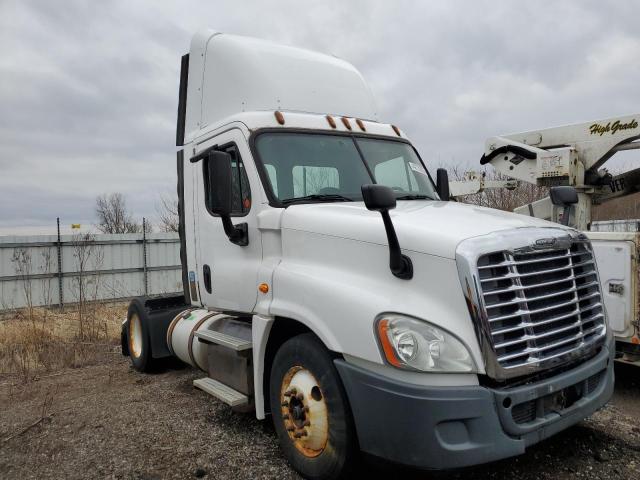 Compre camiones salvage a la venta ahora en subasta: 2013 Freightliner Cascadia 125