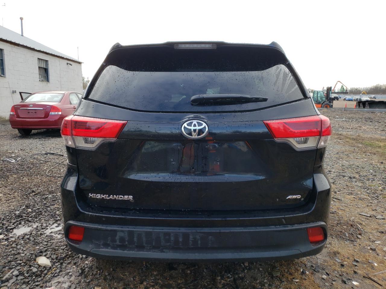 2018 Toyota Highlander Le VIN: 5TDBZRFH8JS878466 Lot: 43711183