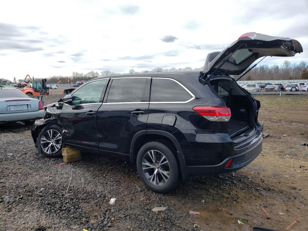 2018 Toyota Highlander Le VIN: 5TDBZRFH8JS878466 Lot: 43711183