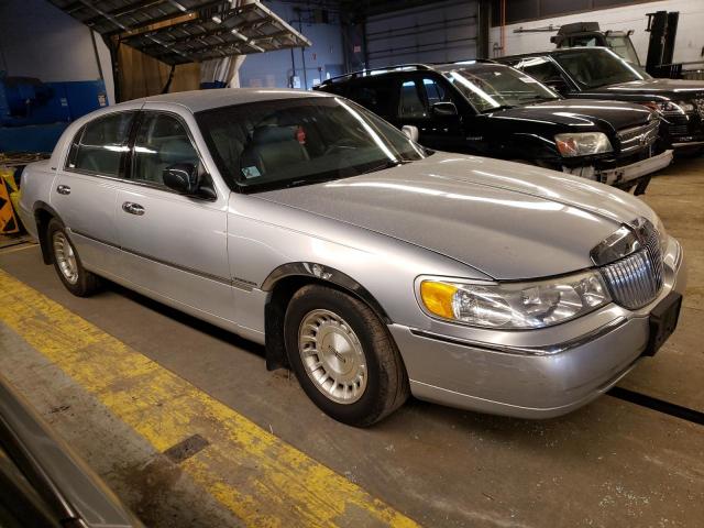 1LNHM81W4XY681263 Lincoln Town Car Executive