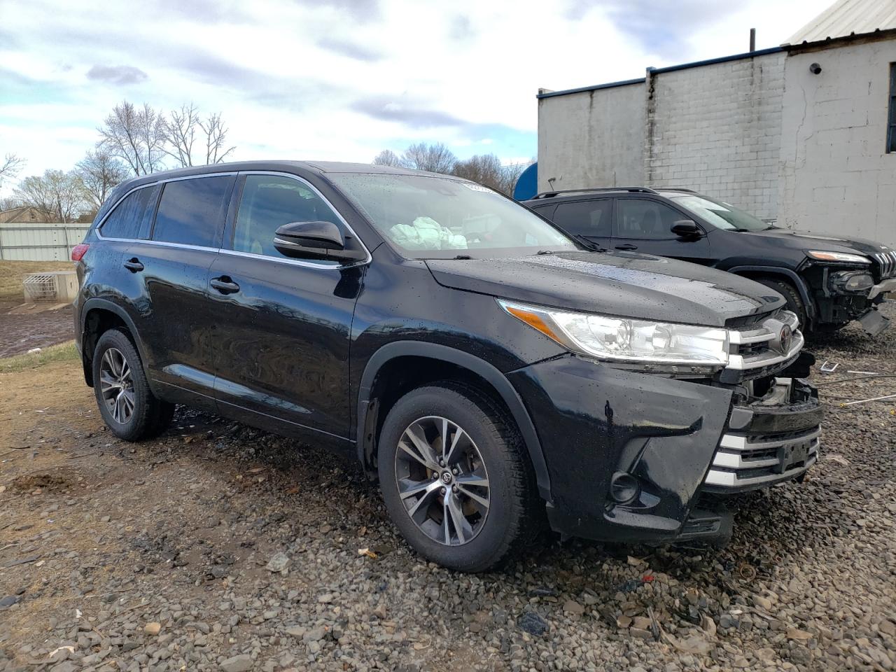 2018 Toyota Highlander Le VIN: 5TDBZRFH8JS878466 Lot: 43711183