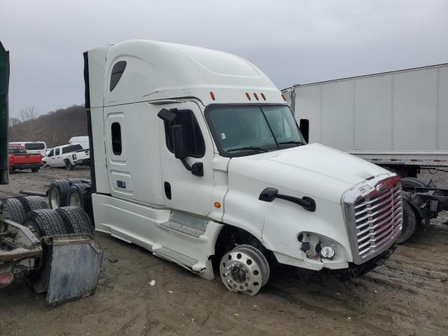 Salvage cars for sale from Copart Ellwood City, PA: 2017 Freightliner Cascadia 125