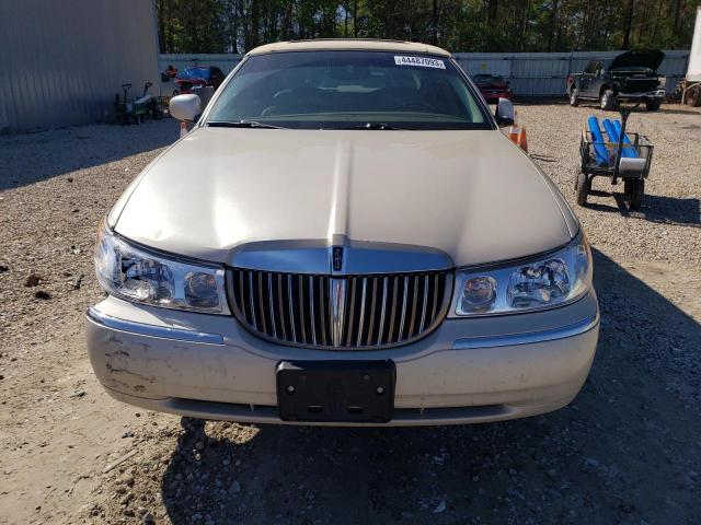 1LNHM83W9YY886740 Lincoln TOWNCAR