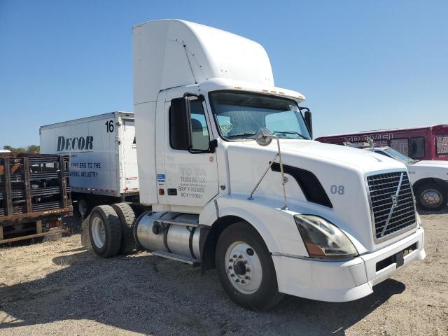 Salvage trucks for sale at Brookhaven, NY auction: 2007 Volvo VN VNL