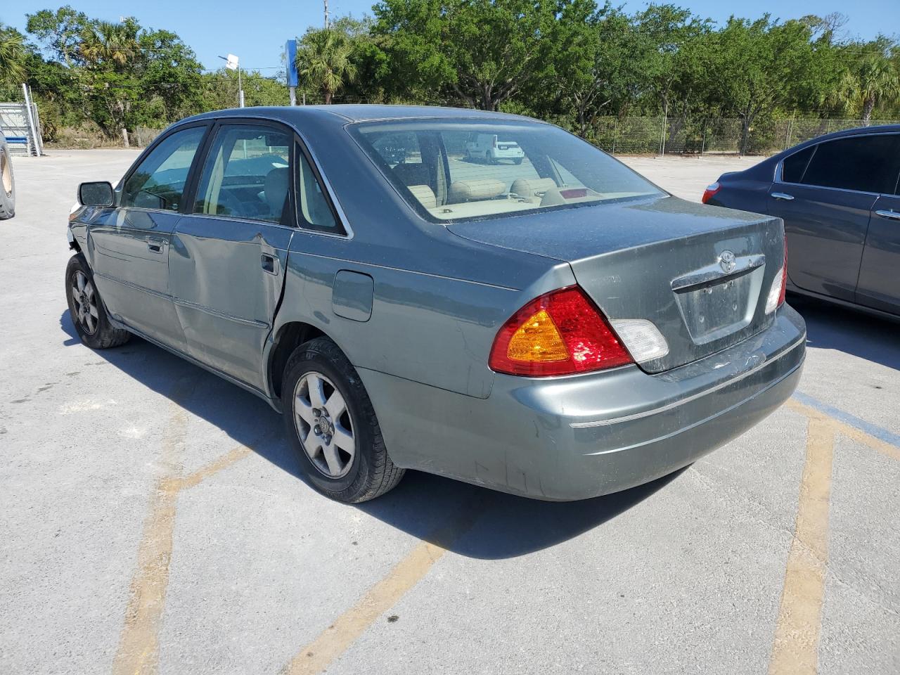 2000 Toyota Avalon - Image 2