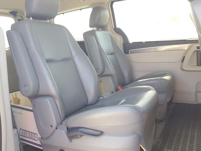 2010 VOLKSWAGEN ROUTAN 2V4RW3D15AR227353