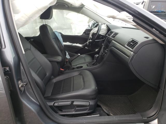 2017 VOLKSWAGEN PASSAT R-L 1VWDT7A30HC040371
