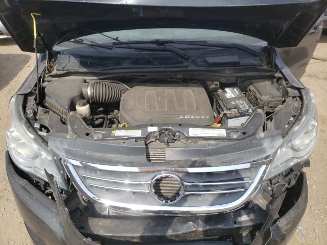 2011 VOLKSWAGEN ROUTAN SEL 2V4RW5DGXBR642928