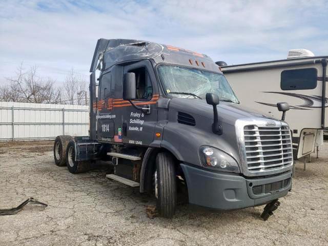 Salvage trucks for sale at Fort Wayne, IN auction: 2018 Freightliner Cascadia