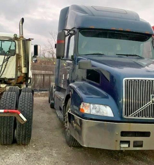 Salvage cars for sale from Copart Wheeling, IL: 2001 Volvo VN VNL