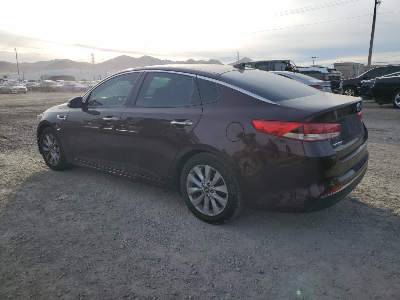 5XXGT4L38JG266854 2018 KIA OPTIMA - Image 2