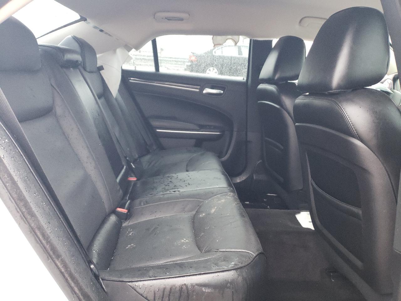 2018 Chrysler 300 - Image 10