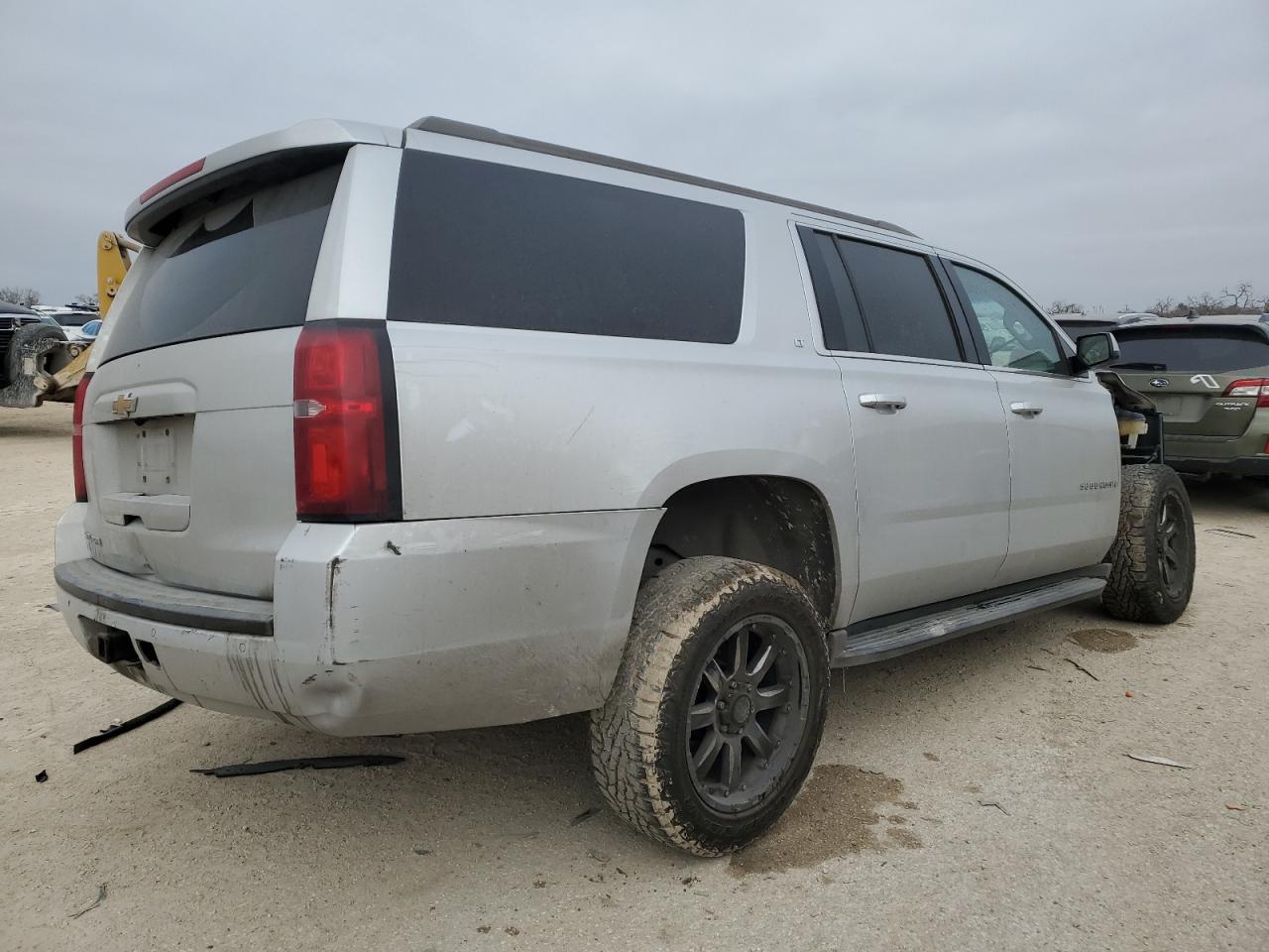 VIN 1GNSKHKC8HR146167 2017 CHEVROLET SUBURBAN no.3