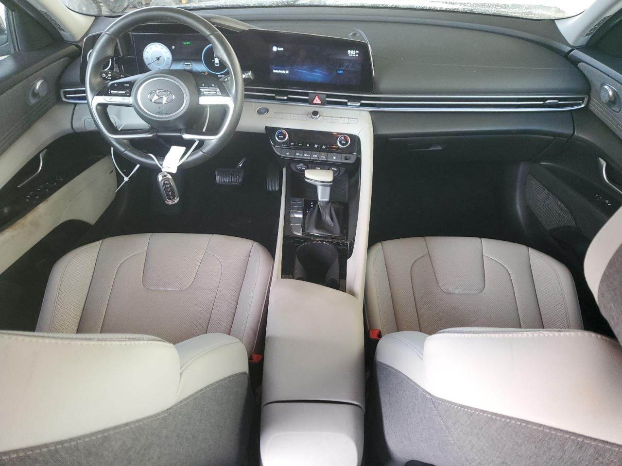 2022 Hyundai Elantra - Image 8