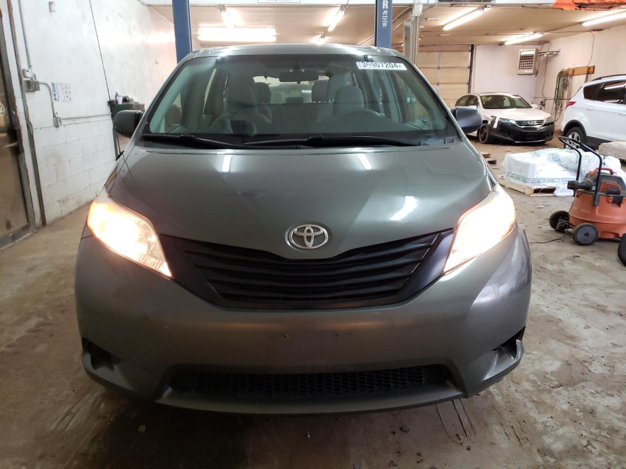 5TDZK3DC2BS085687 2011 Toyota Sienna