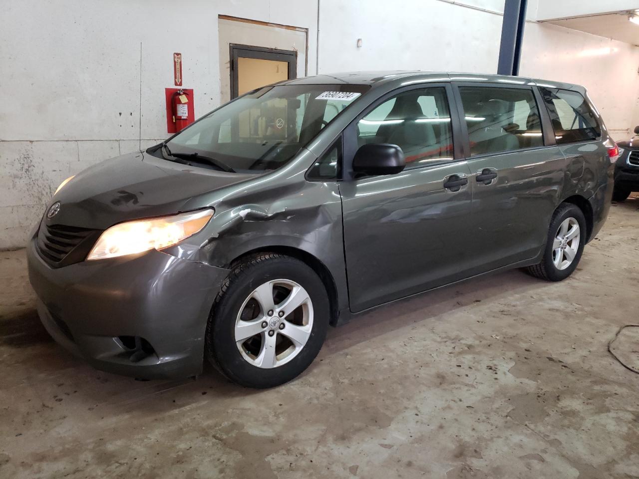 5TDZK3DC2BS085687 2011 Toyota Sienna