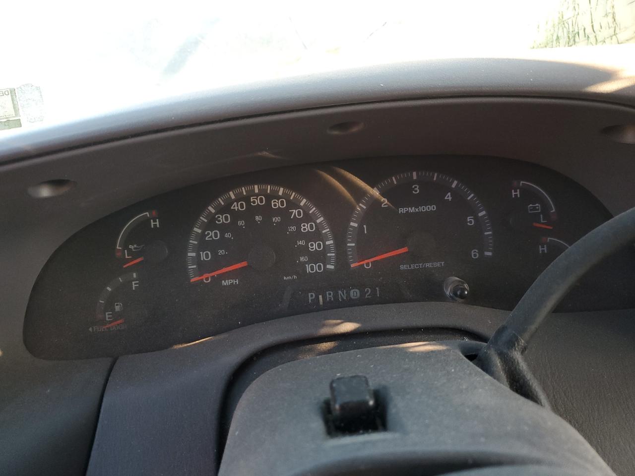 2000 Ford Expedition Xlt VIN: 1FMRU1560YLB18103 Lot: 37860204