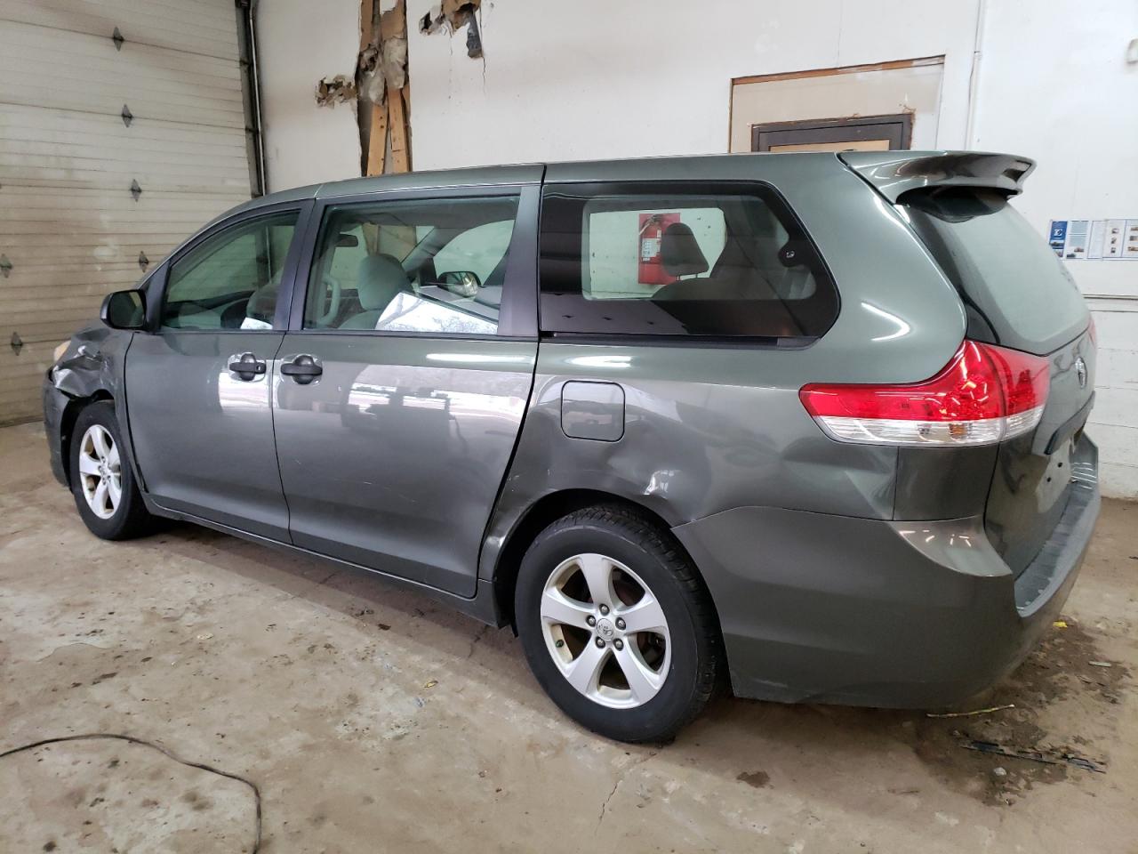 5TDZK3DC2BS085687 2011 Toyota Sienna