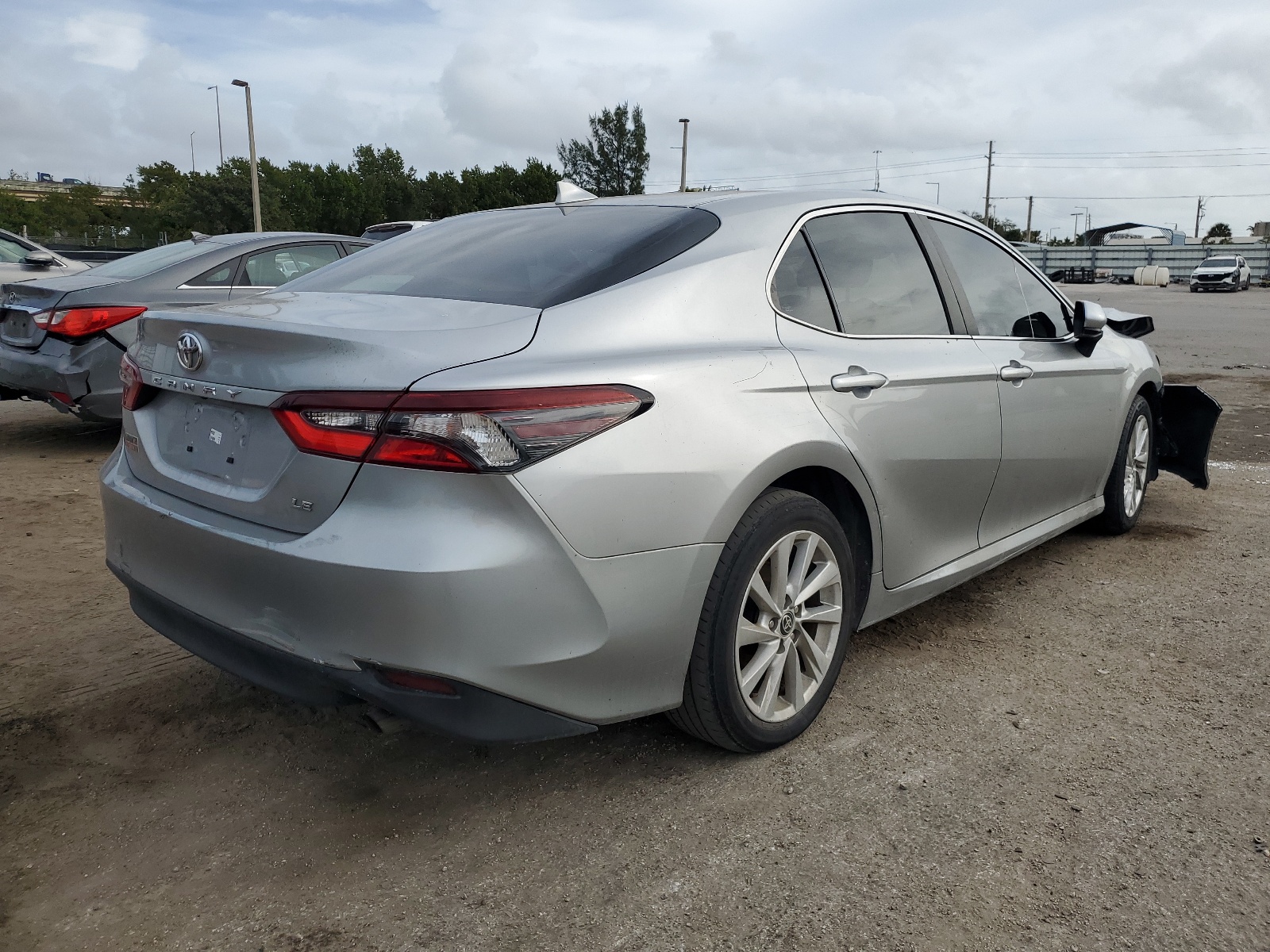 2021 Toyota Camry Le vin: 4T1C11AK1MU520167