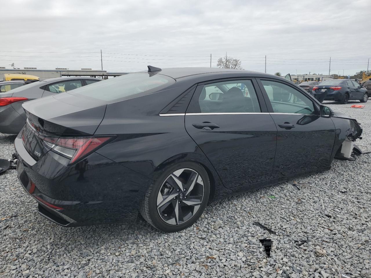 2022 Hyundai Elantra - Image 3