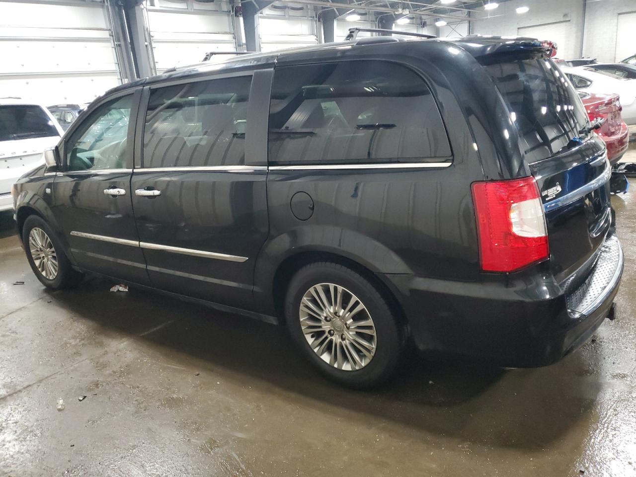 2014 Chrysler Town & Country - Image 2