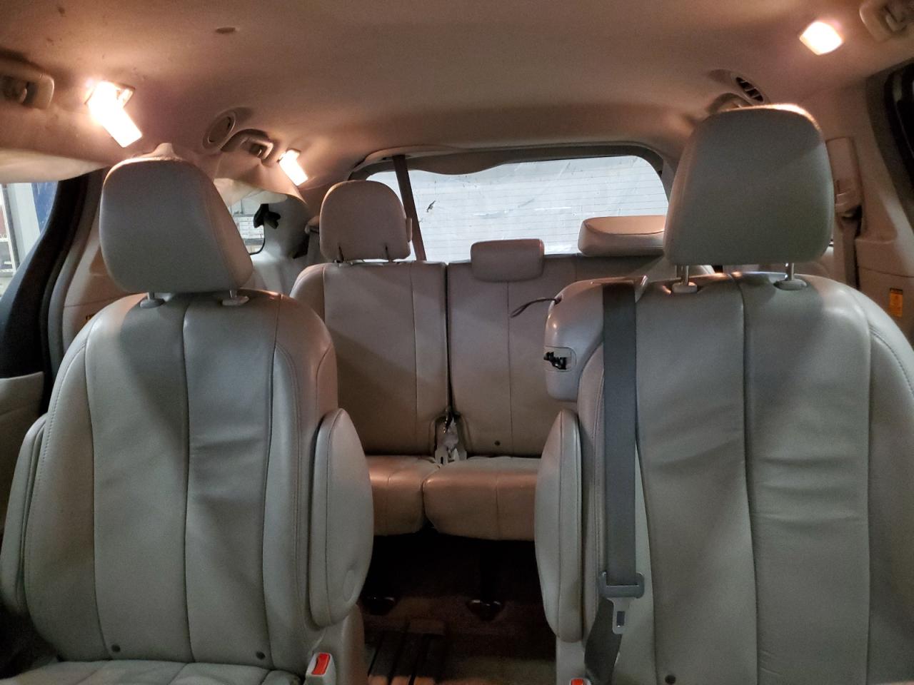 2013 Toyota Sienna - Image 10