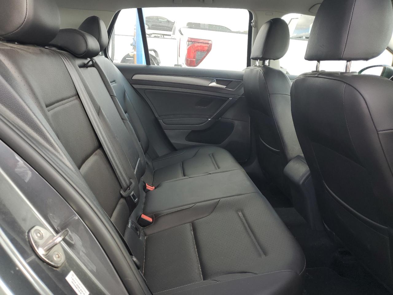 2018 Volkswagen Golf - Image 10
