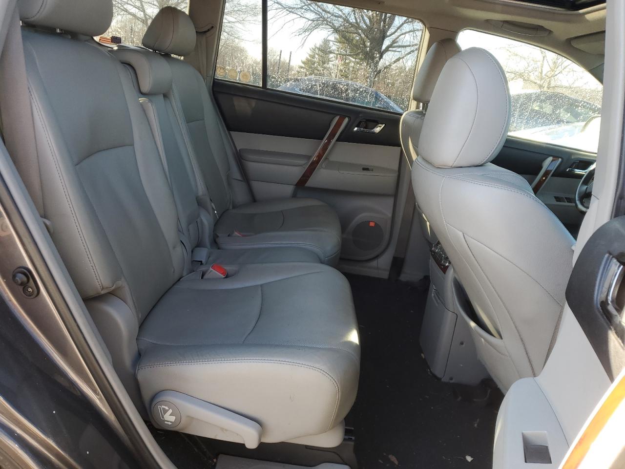 2013 Toyota Highlander - Image 11
