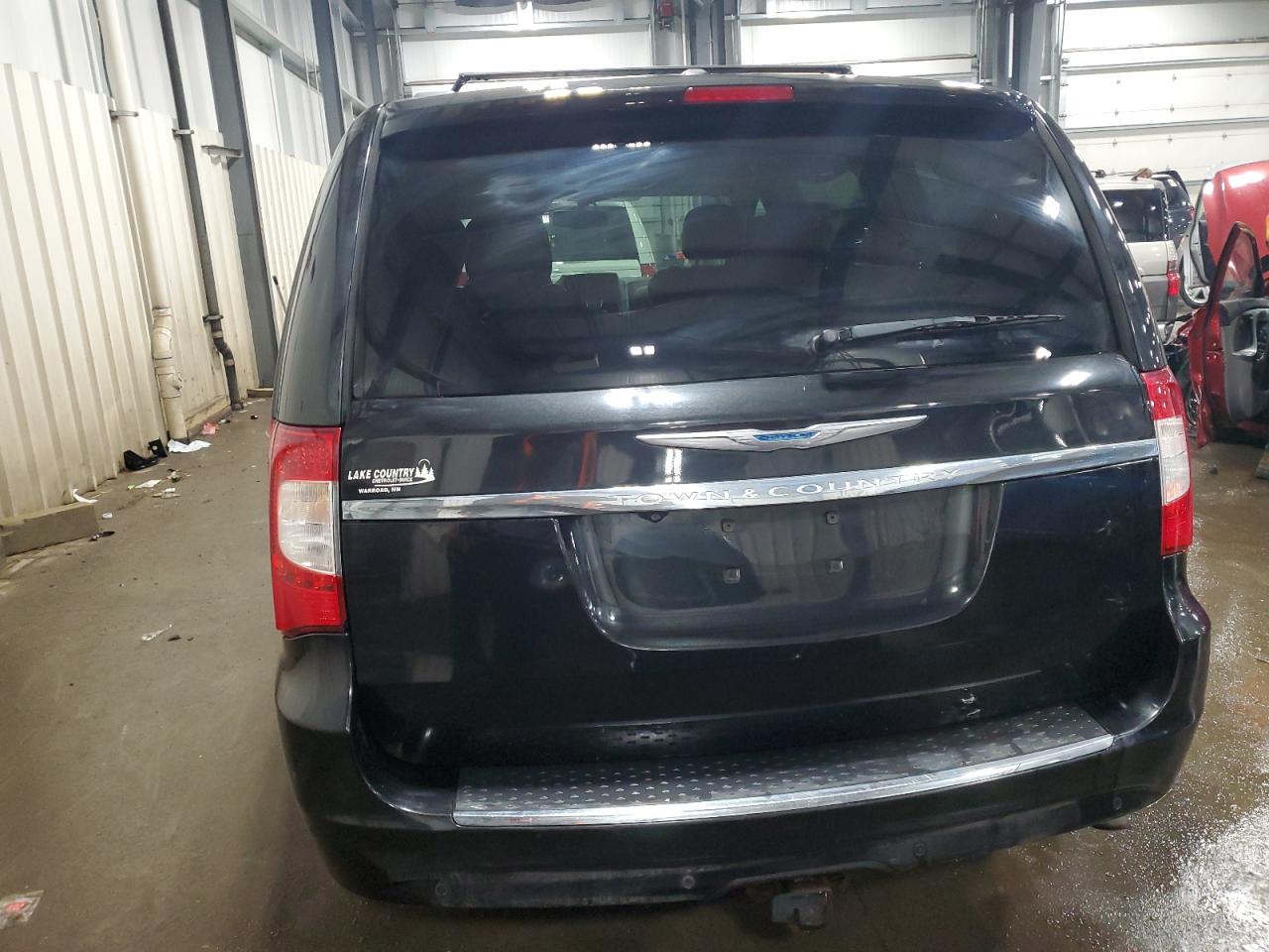 2014 Chrysler Town & Country - Image 6
