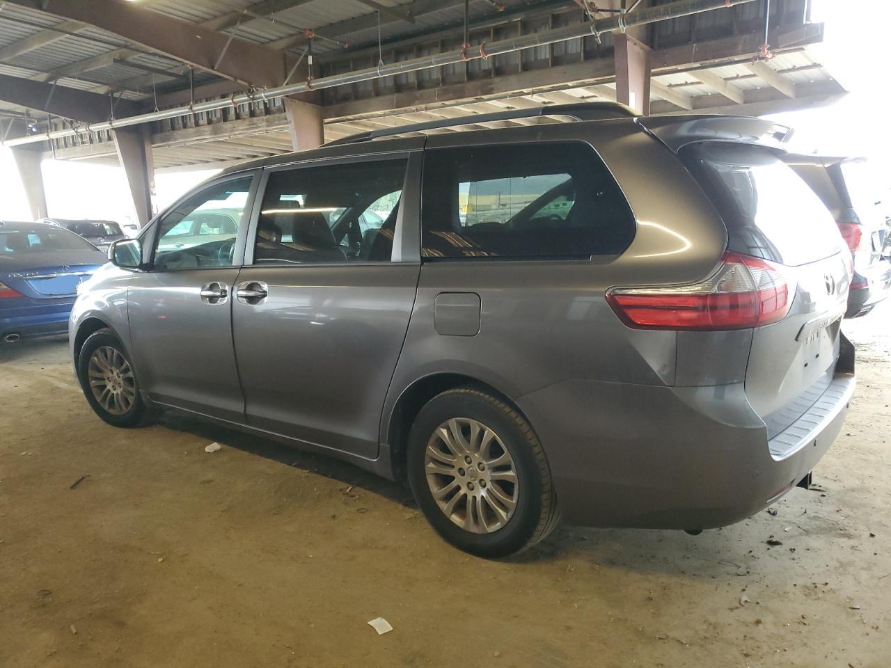 2015 Toyota Sienna - Image 2