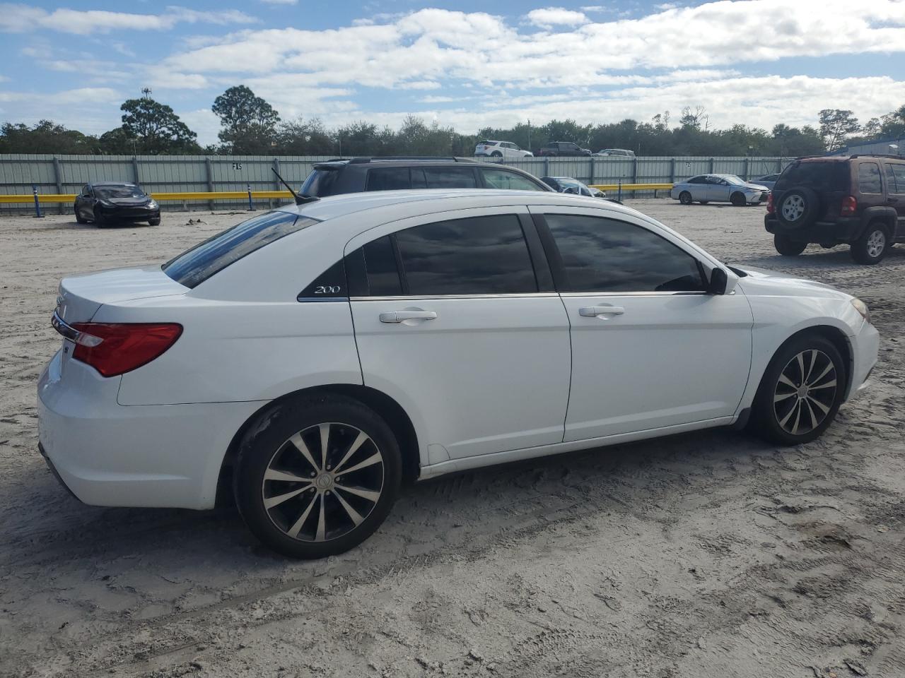 2013 Chrysler 200 - Image 3
