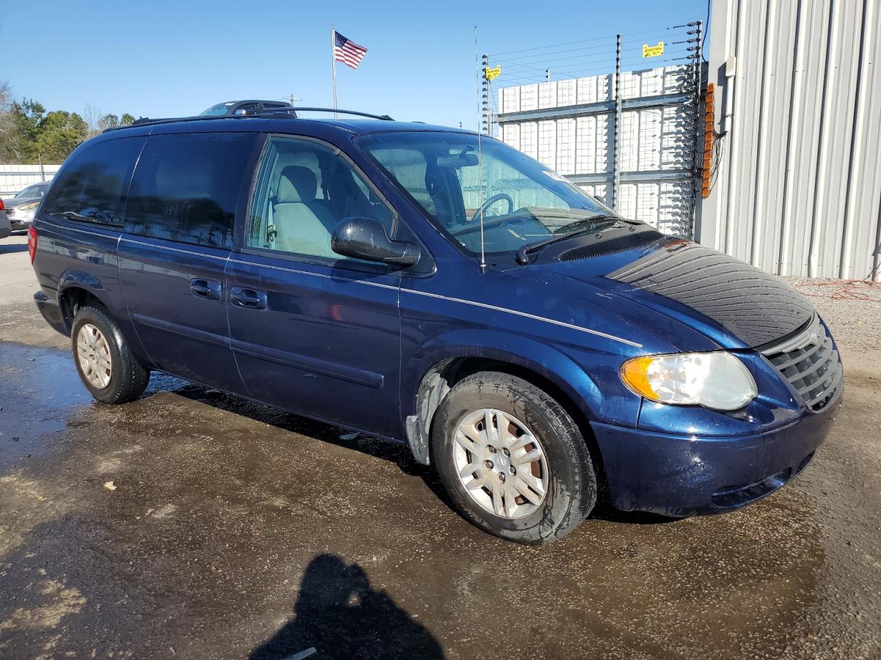 2005 Chrysler Town & Country - Image 4