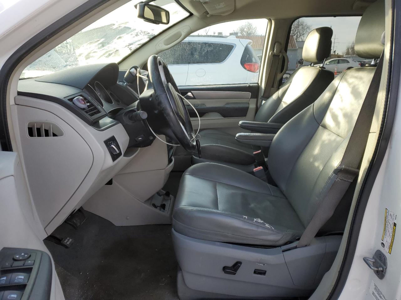 2012 Volkswagen Routan - Image 7