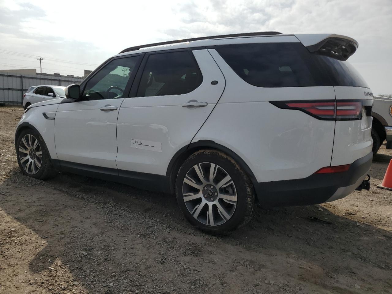 2018 Land Rover Discovery - Image 2