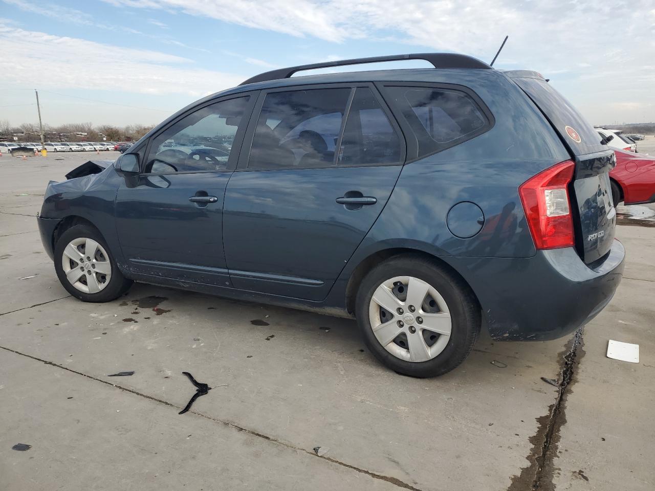 2009 Kia Rondo - Image 2