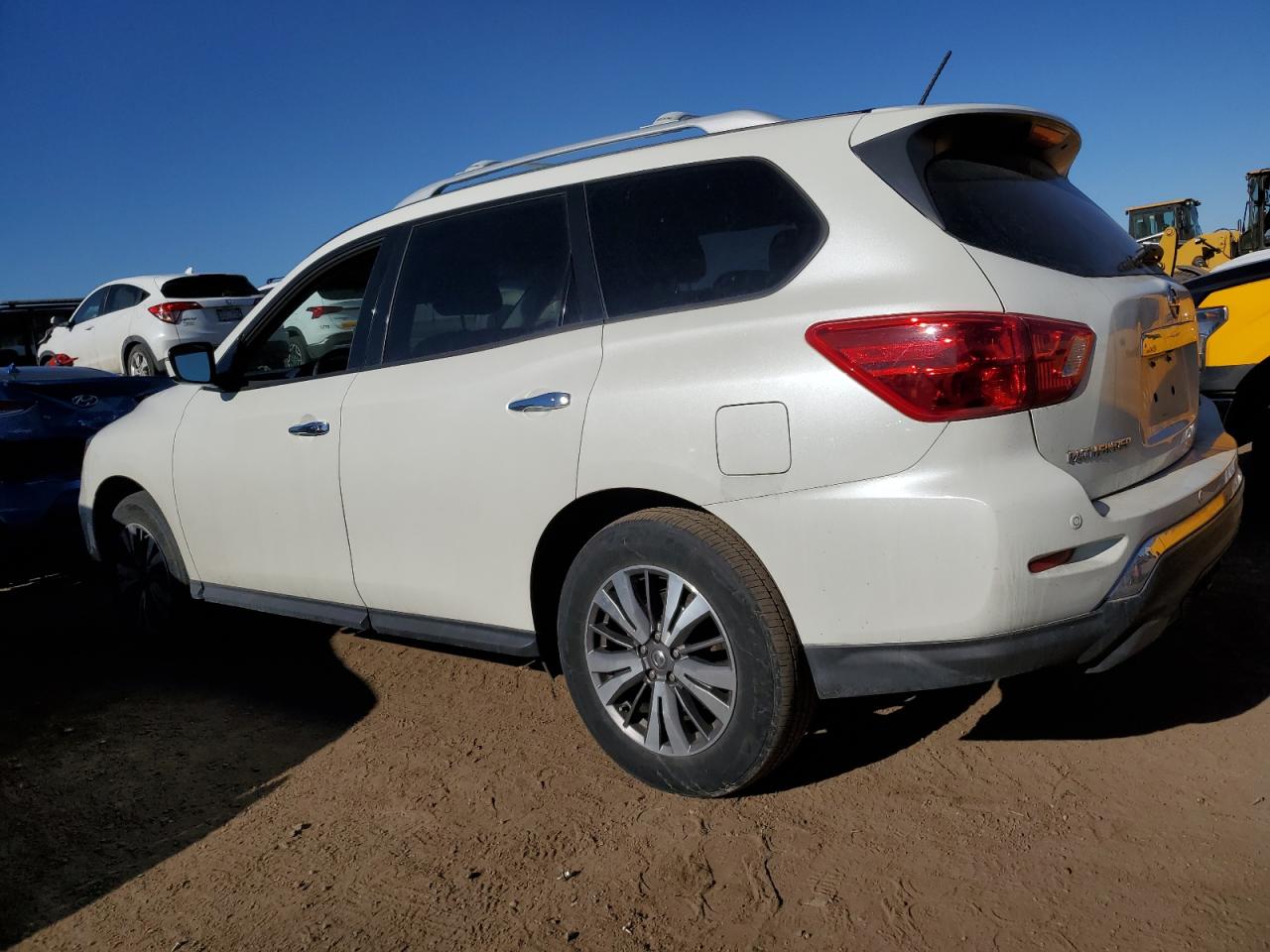 2017 Nissan Pathfinder - Image 2