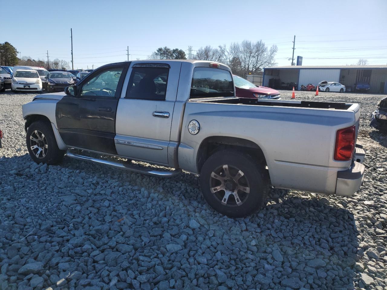 2005 Dodge Dakota - Image 2