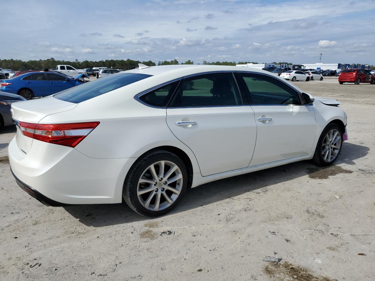 2013 Toyota Avalon - Image 3
