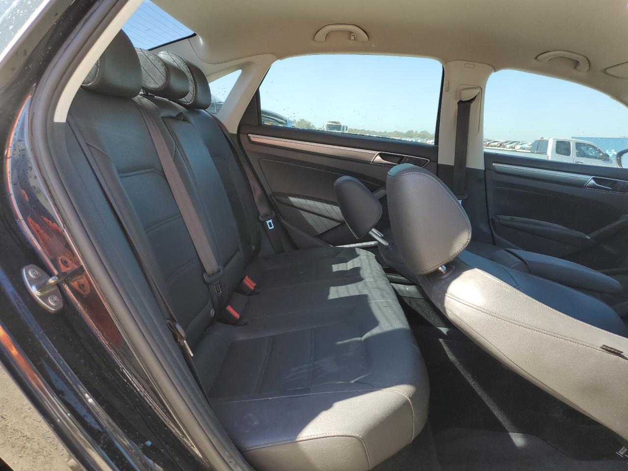 2017 Volkswagen Passat - Image 10