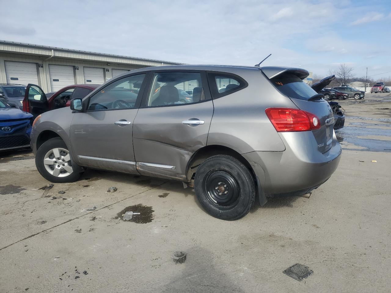 2011 Nissan Rogue - Image 2