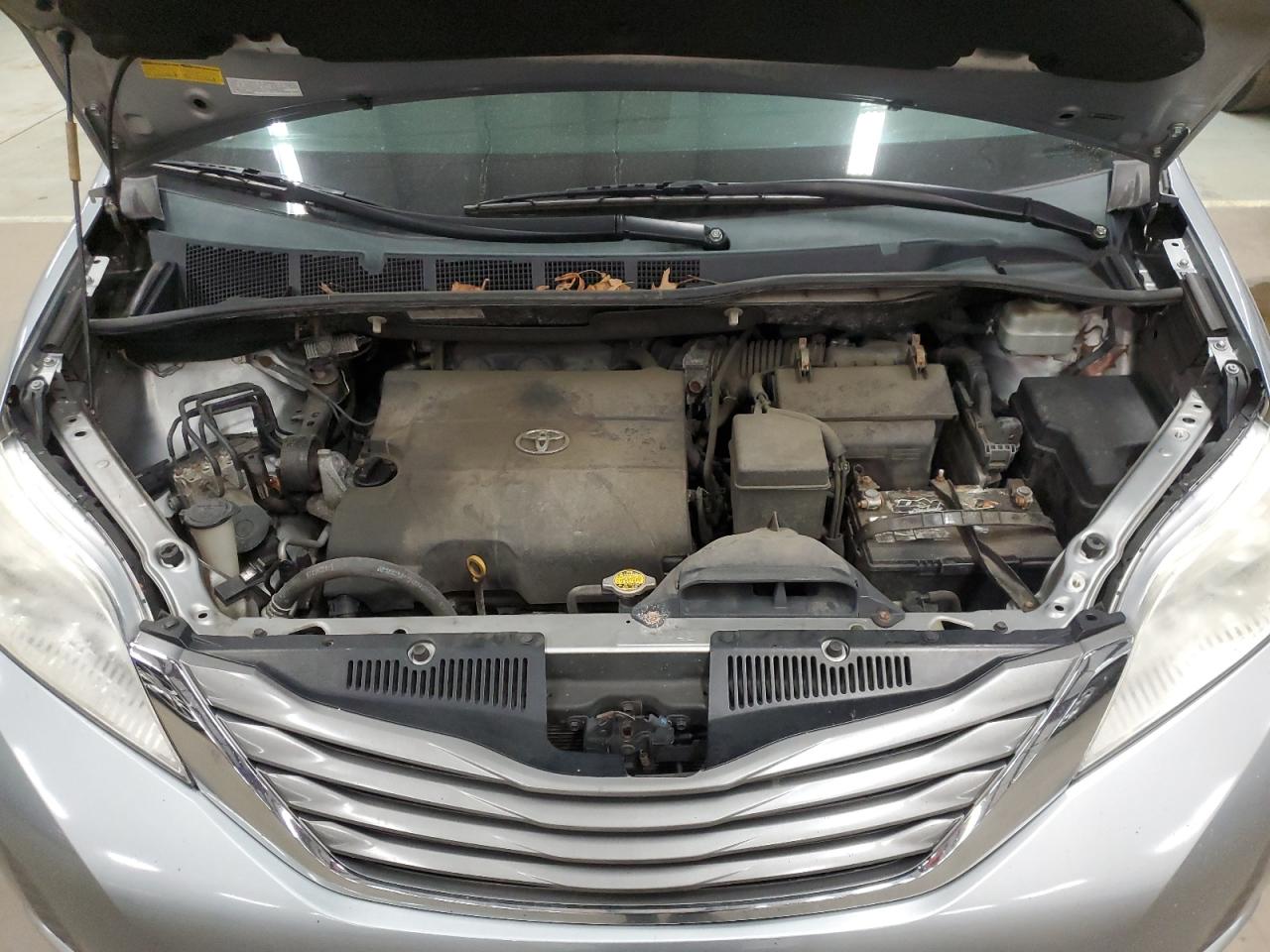 2011 Toyota Sienna - Image 12