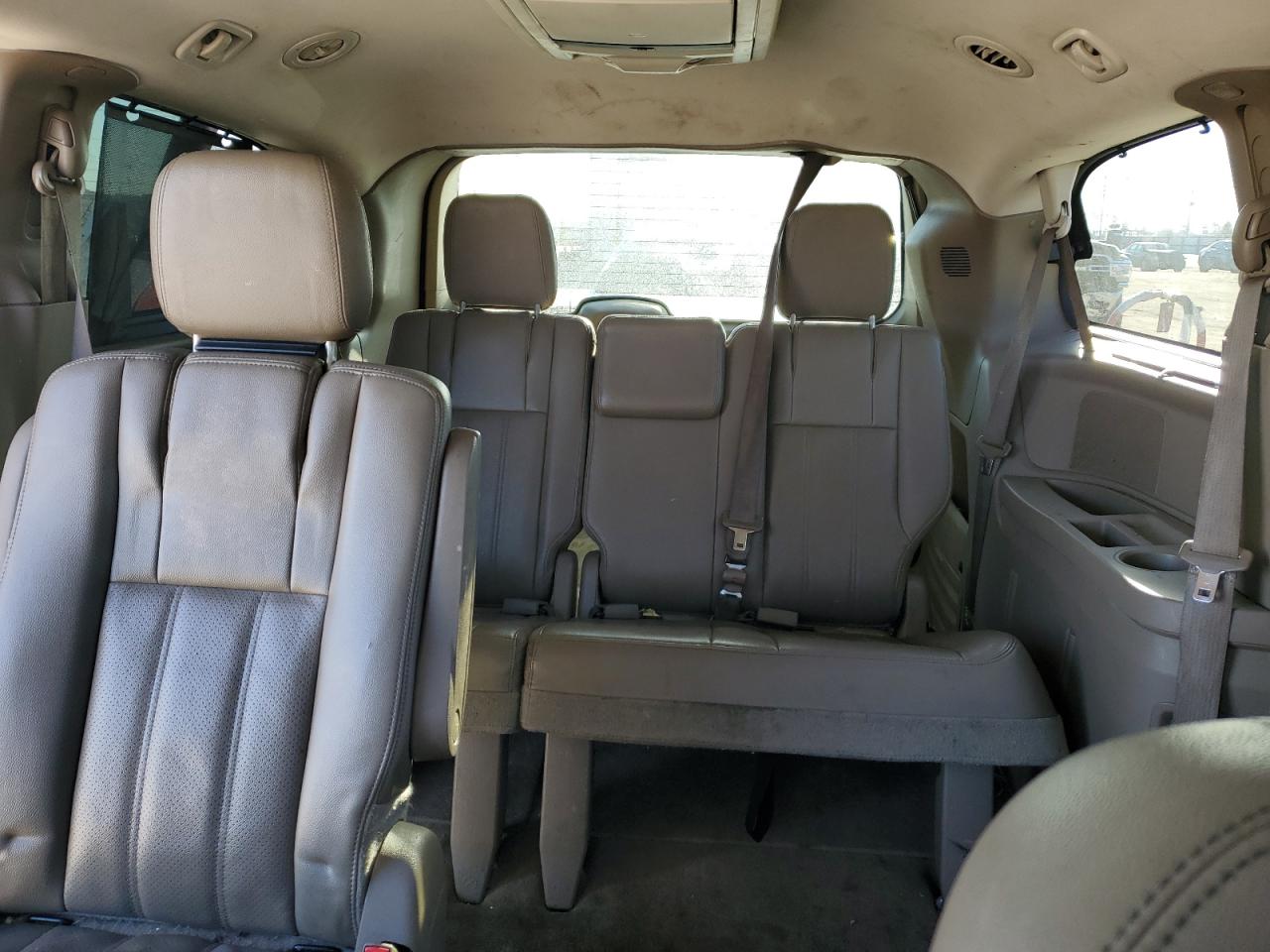 2014 Chrysler Town & Country - Image 10