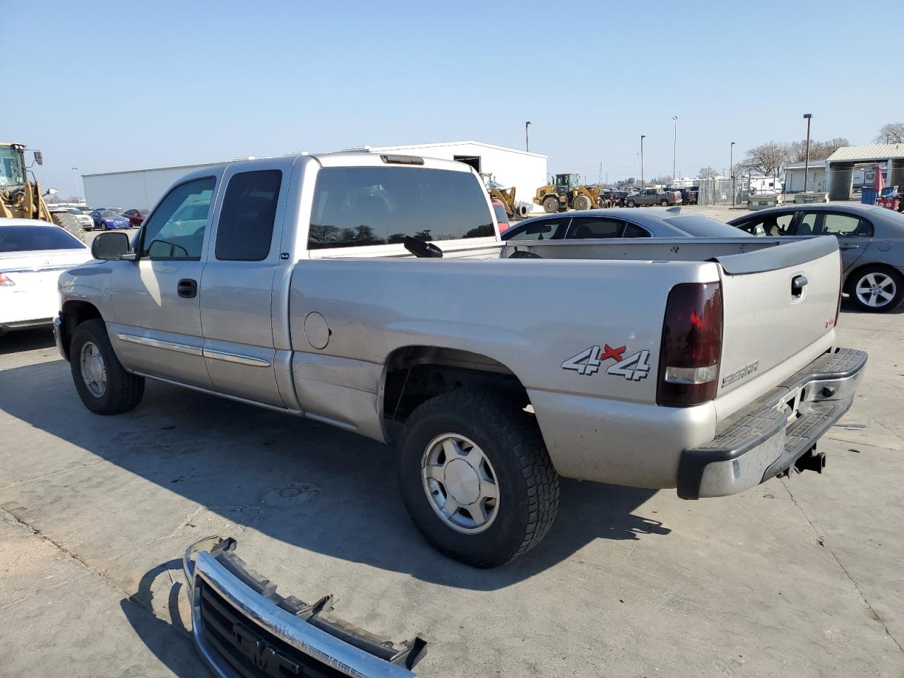 2004 GMC Sierra - Image 2
