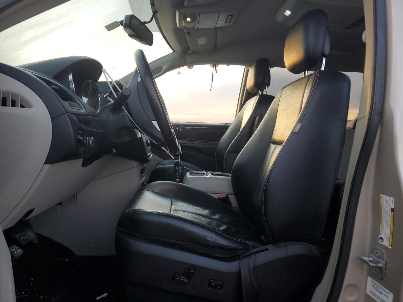 2014 Chrysler Town & Country - Image 7