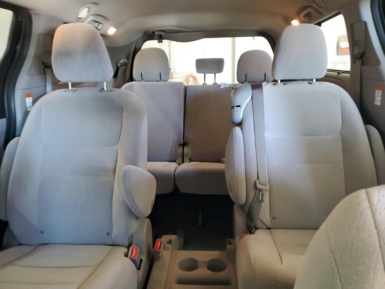 2020 Toyota Sienna - Image 10