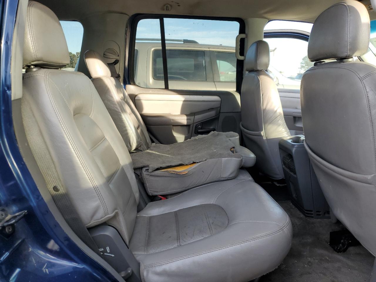 2004 Ford Explorer - Image 11