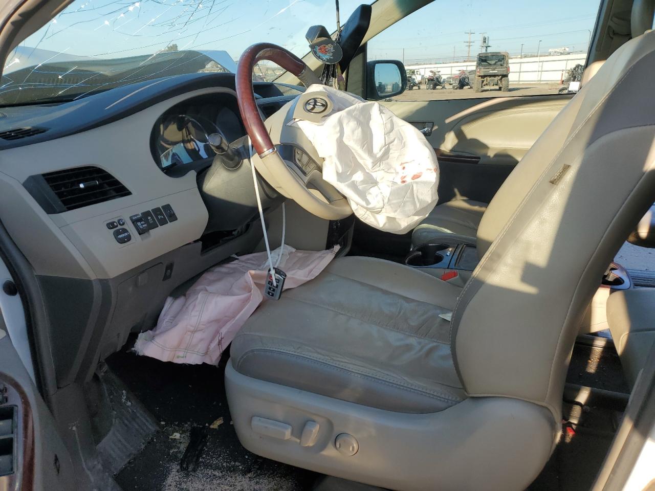2012 Toyota Sienna - Image 7