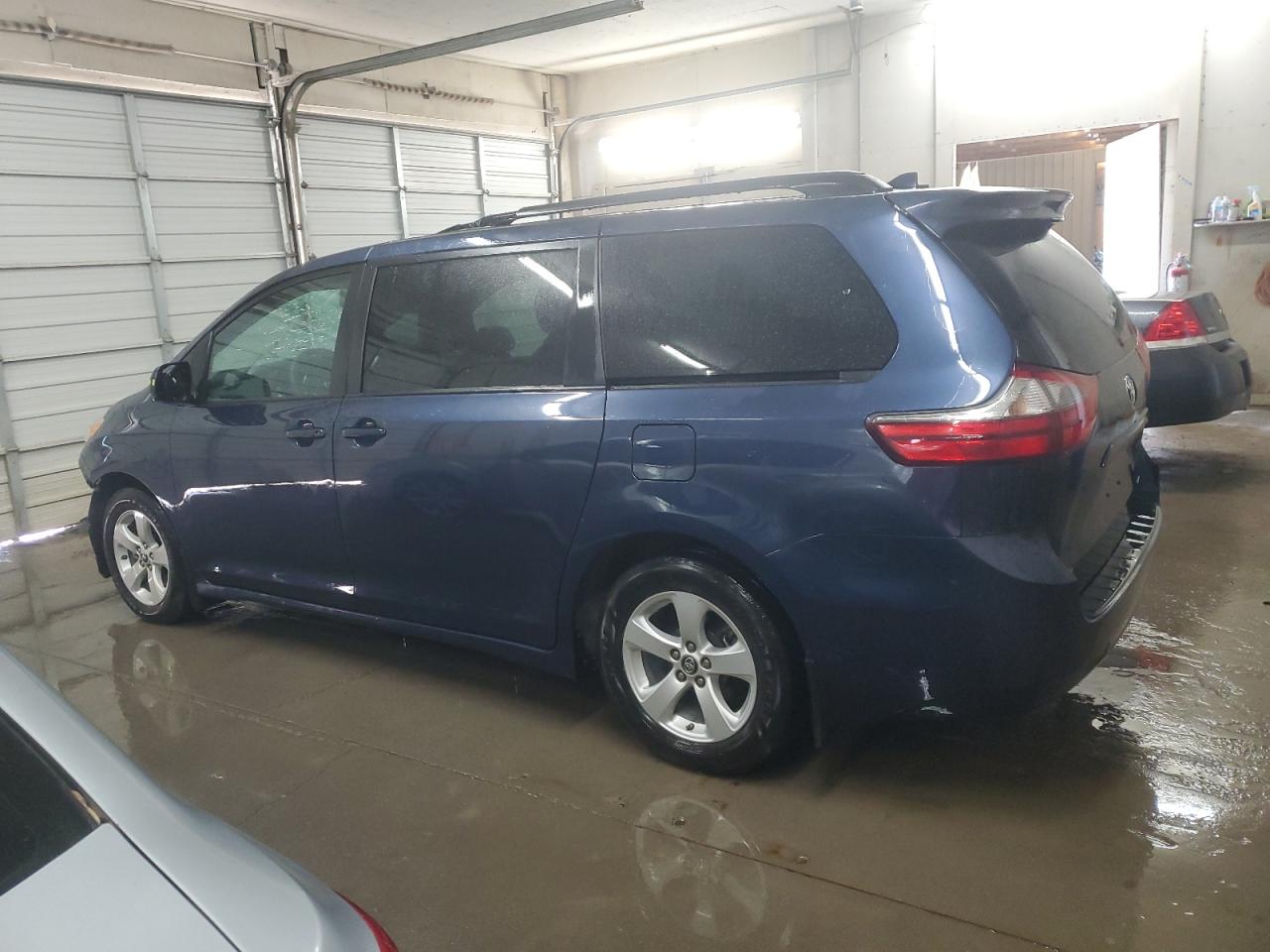 2020 Toyota Sienna - Image 2