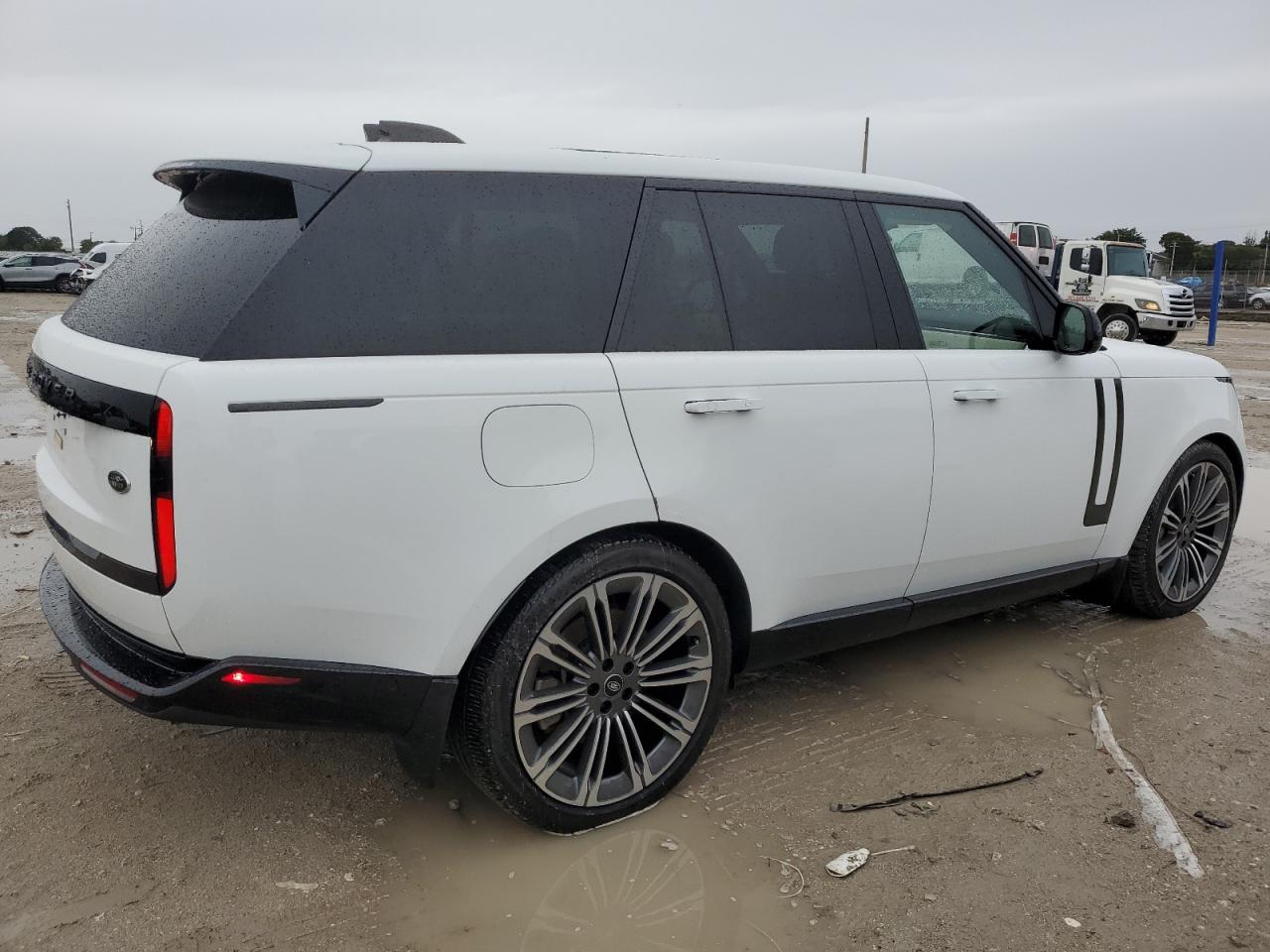2023 Land Rover Range Rover - Image 3