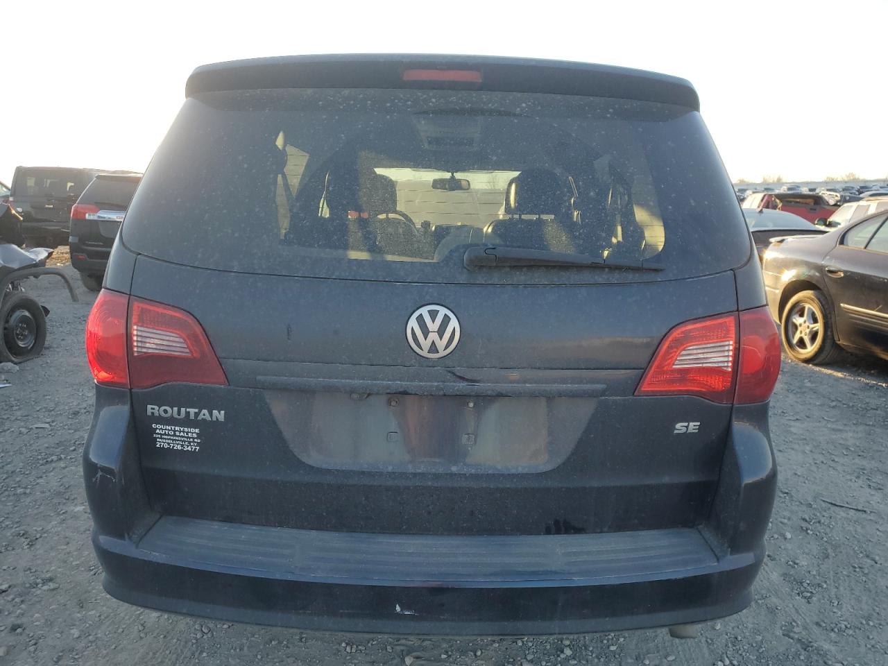 2011 Volkswagen Routan - Image 6